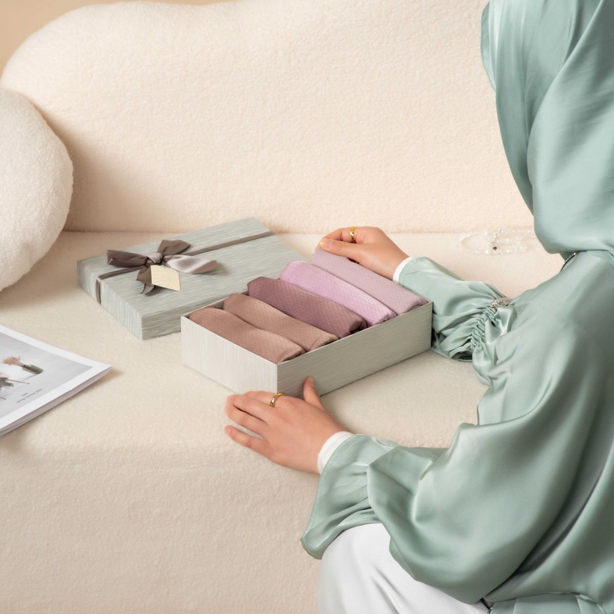 Текстурированный атласный хиджаб со звездами MH050 Подарочный набор0