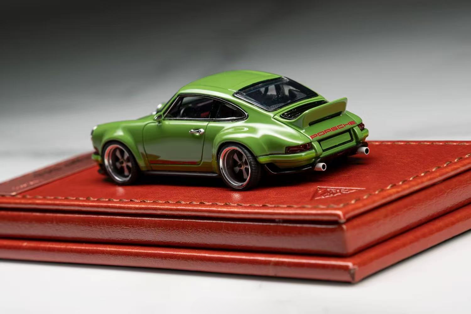 MAKE UP 1:64 Green TITAN Replica Car Model Figure - Porsche