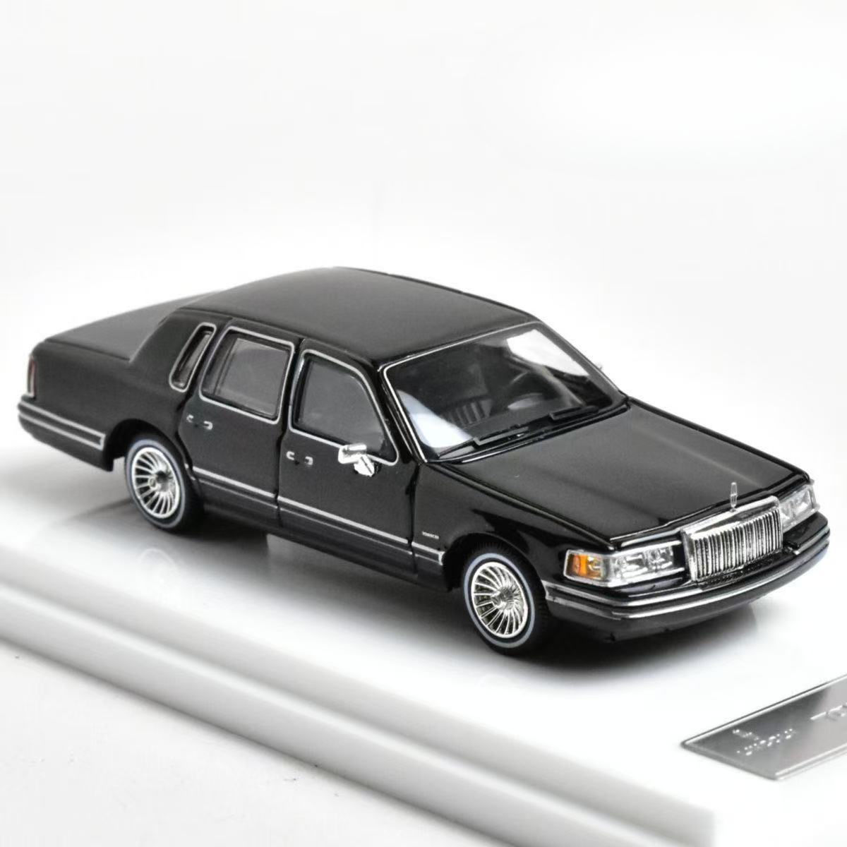 1/64 lincoln towncar 30台限定 ステアリング可動精密ミニカ 1/64 lincoln towncar 30台限定 ステアリング可動精密ミニカ