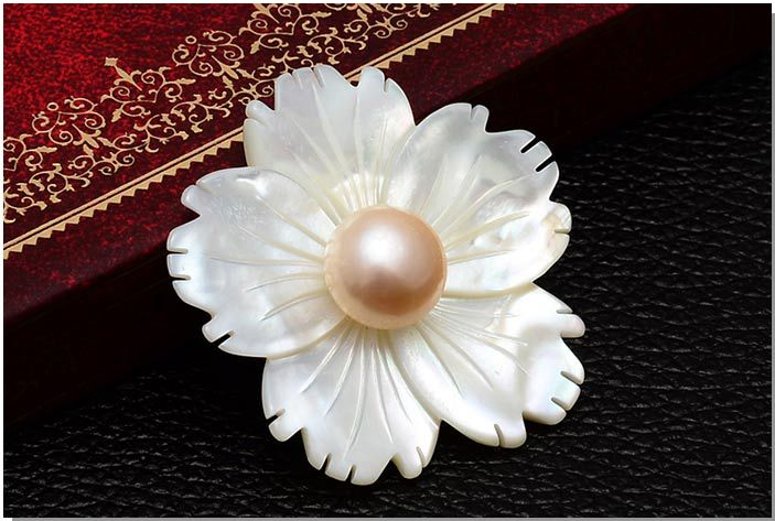 Vintage Natural White Shell Flower Brooch Pins for  Women Fashion Pearl Corsage Wedding  Clothing Dress Accessories Brooches